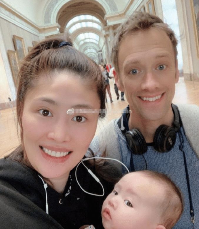 女排国手马蕴雯定居美国和家人出门不戴口罩混血女儿好可爱