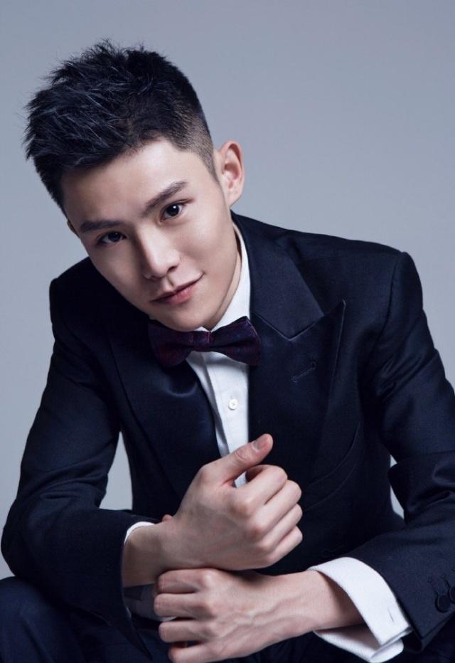 毛毛姐脱掉假发竟是个帅小伙以星爷为偶像做喜剧演员