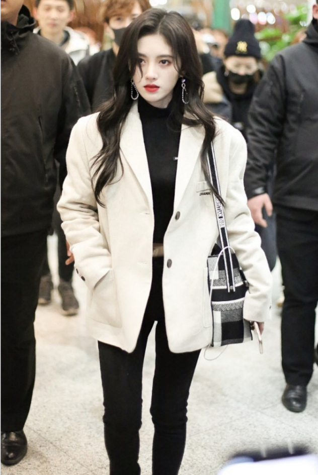 鞠婧祎穿西装都不忘了秀身材,内穿露脐装好别致,小蛮腰真抢镜__财经