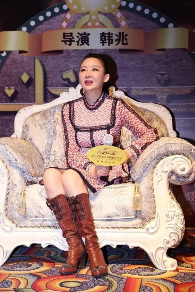 孙楠原配买红妹现身活动穿公主裙身材越发富态下巴痦子抢镜