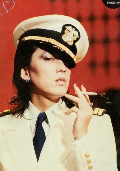 看看泽田研二的经典造型:也在这个过程中,他接触到了视觉系艺人泽田研