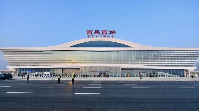 西昌西站站房外景.胡志强 摄