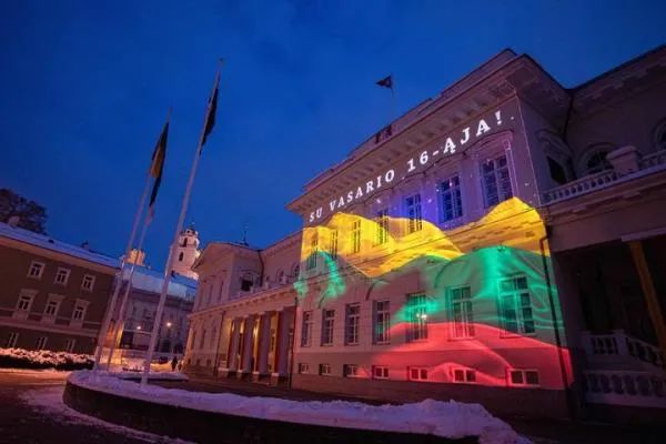 立陶宛总统府在灯光秀中被投射上国旗颜色的灯光。图源：新华社