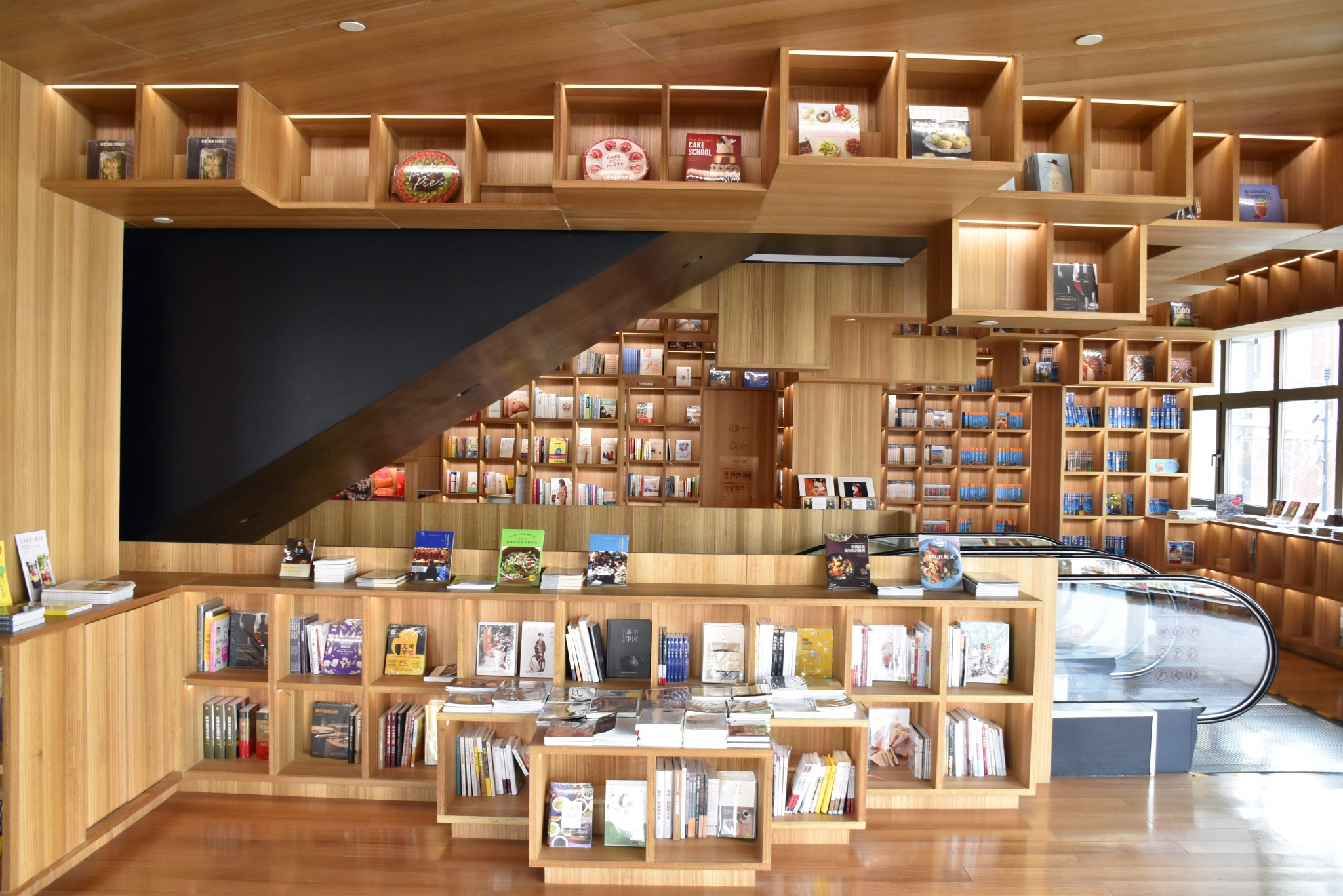 位于前门北京坊的24小时书店pageone,书店设计精巧,图书门类齐全.