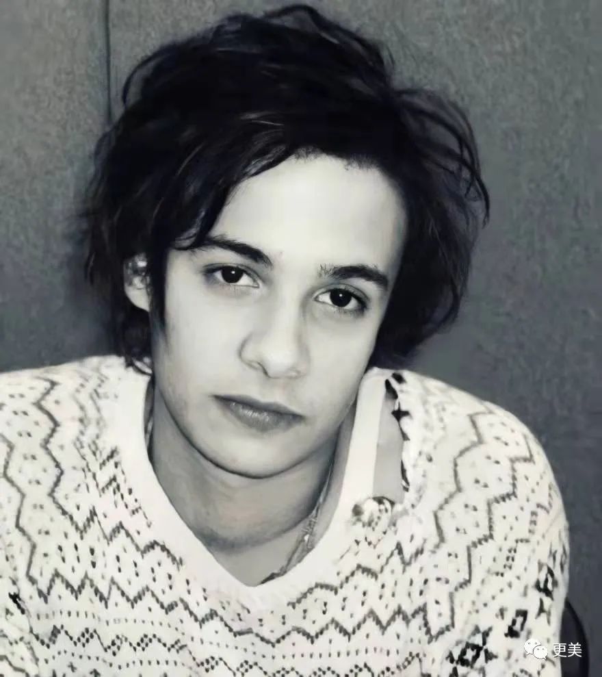 那由大帅哥弗兰克·迪兰饰演的16岁伏地魔则侧重于"邪气".