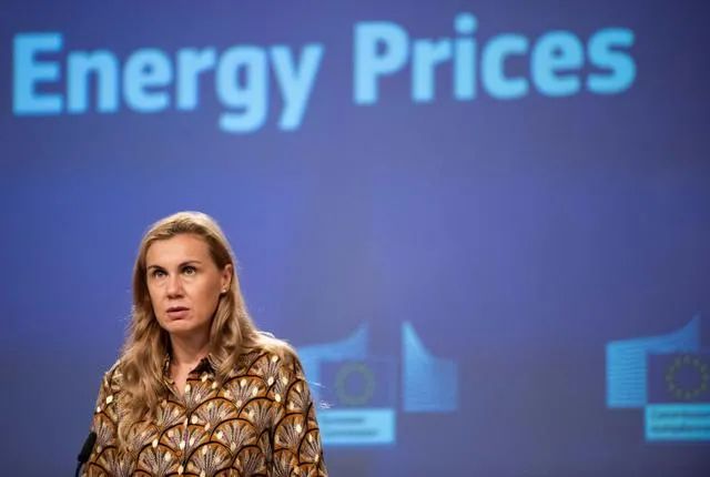 ▲当地时间2021年10月13日，负责能源事务的欧盟委员卡德丽·西姆松在比利时布鲁塞尔就能源价格举行新闻发布会。随着北半球寒冬降临，困扰欧洲的能源问题也愈演愈烈，瑞典遭遇的电价暴涨问题只是其中之一。图/新华社
