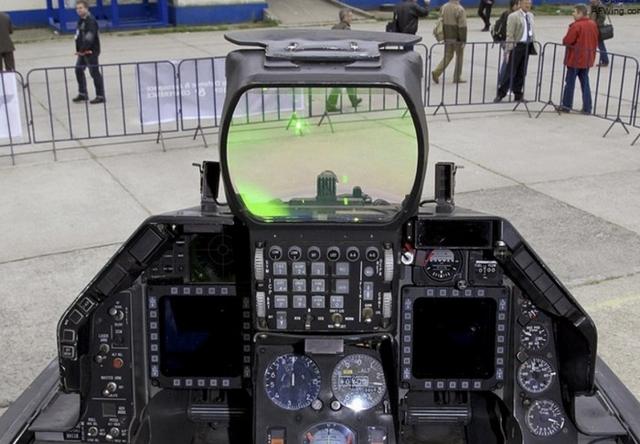 枭龙双座战斗机座舱亮相 全玻璃化配置豪华 水平已超过f16v座舱|枭龙