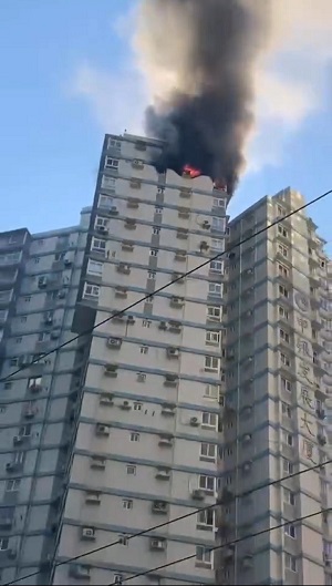 静安区武定路高层住宅楼发生火灾幸无人员伤亡