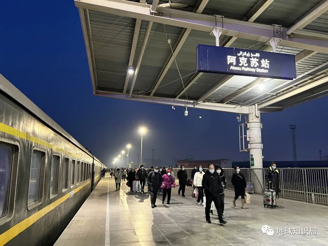 旅途非常劳累大巴车或中巴车要27元拼车要30元汽车到阿克苏赶火车人们