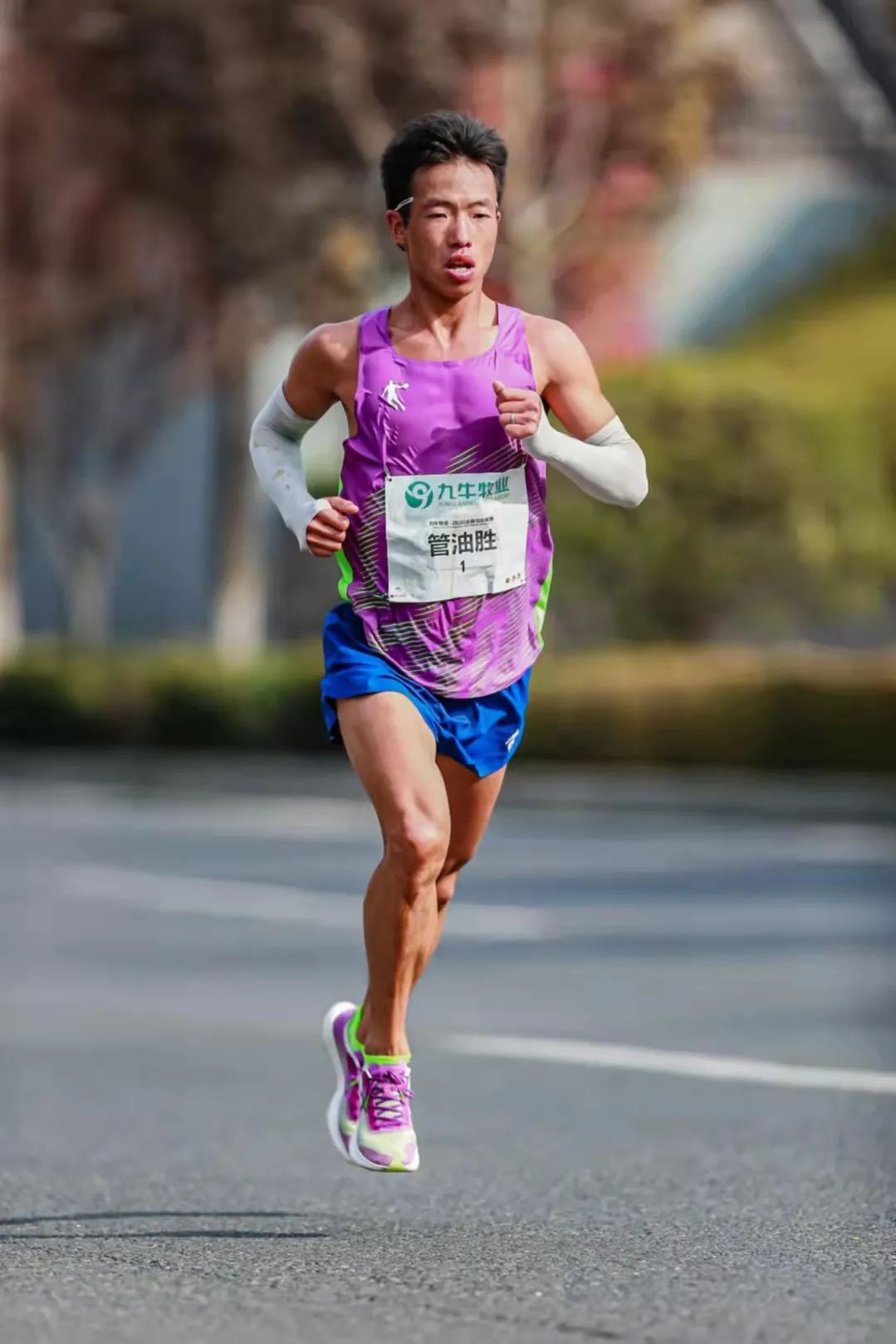 "跑步一哥"管油胜:用跑步逆袭,跑出大山,跑出事业|跑步|马拉松_新浪
