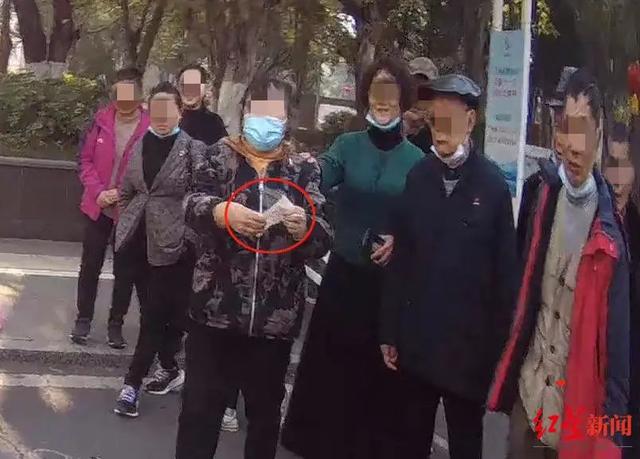 大妈在马路上捡到1.5亿现金支票，竟然还是真的休闲区蓝鸢梦想 - Www.slyday.coM