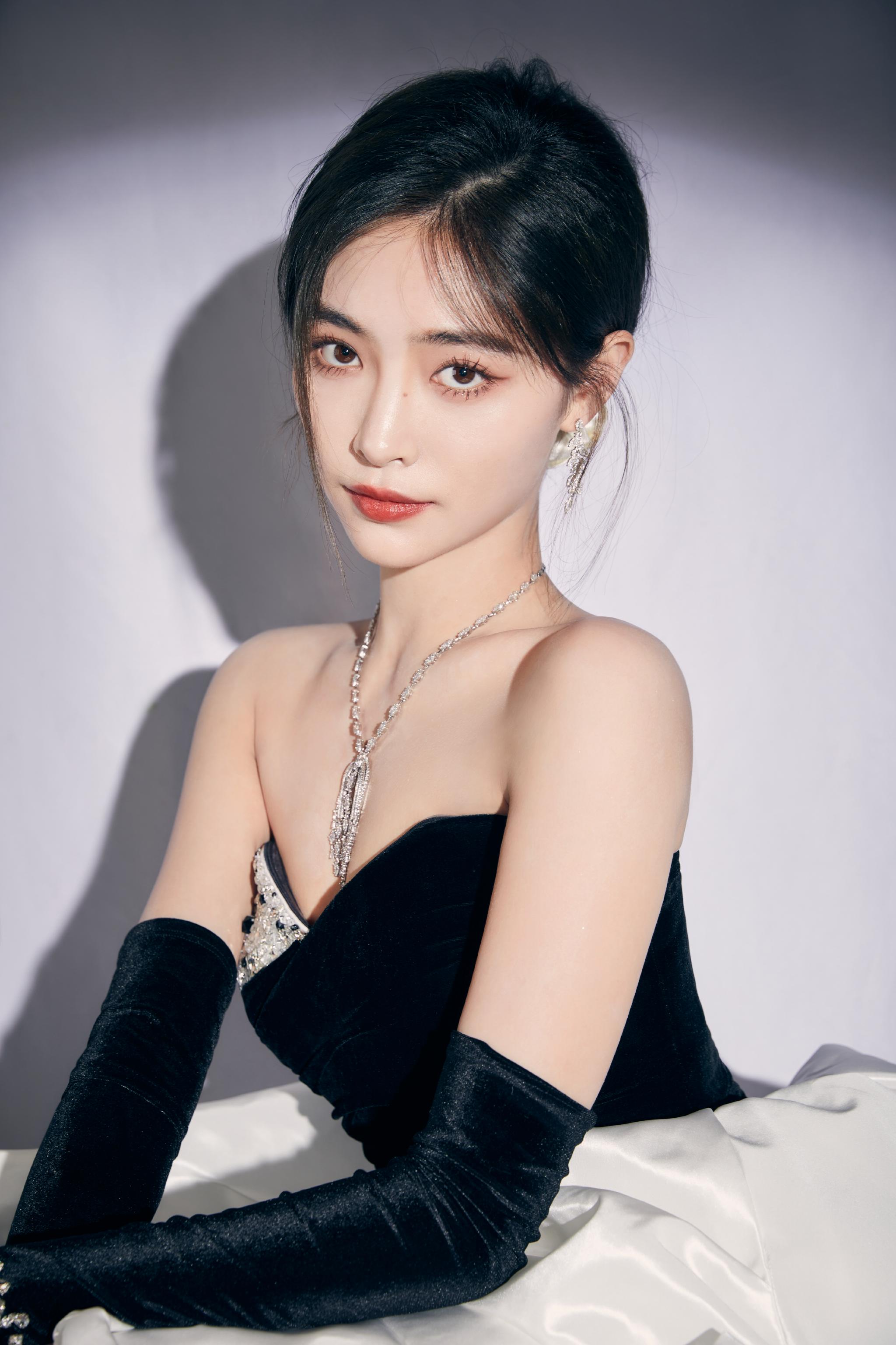 许佳琪学会接受看似不完美的自己丨人物