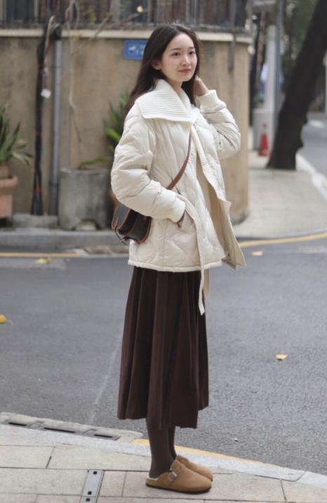 到了2022年才发现,"白色羽绒服"不仅时髦还耐穿,这样搭美极了|羽绒服