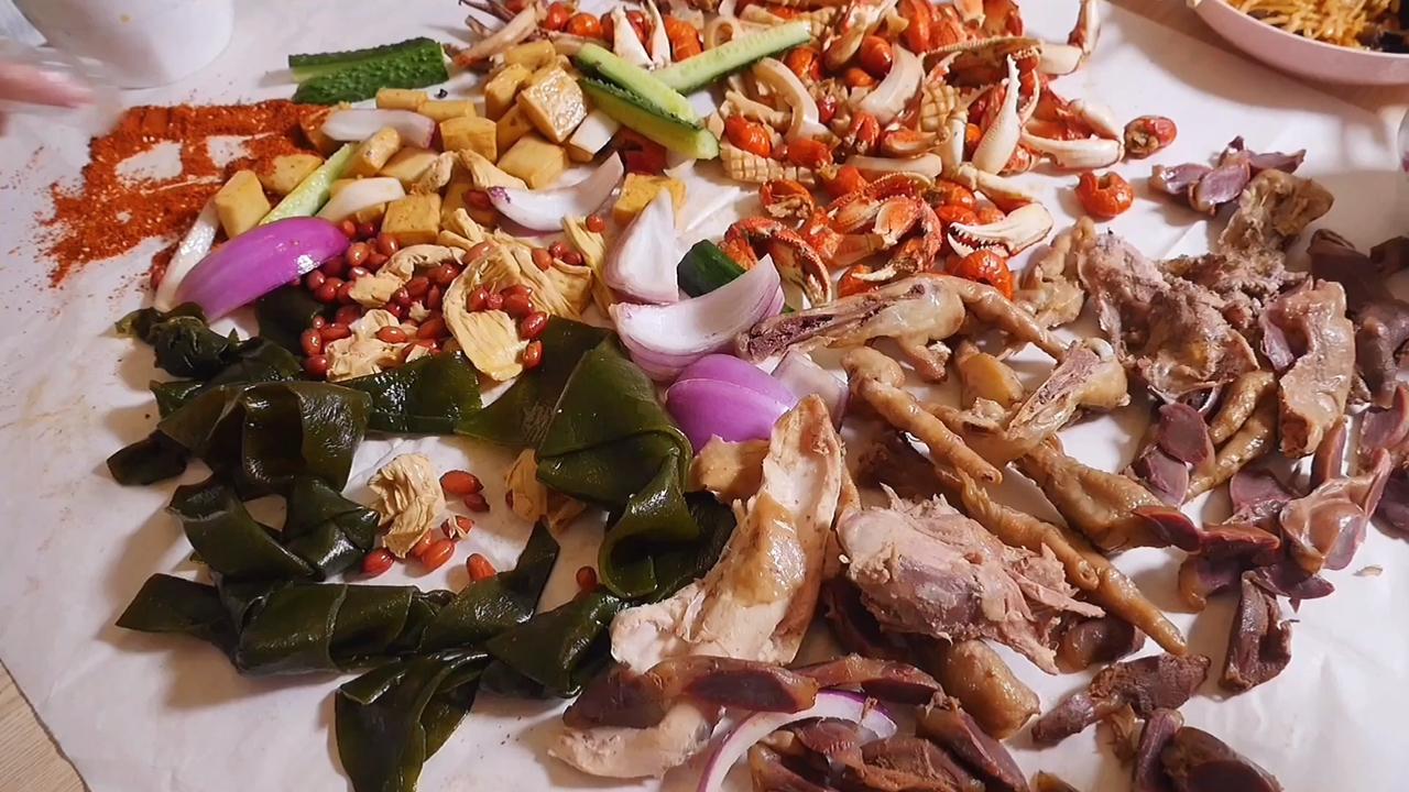 168元的无敌下酒菜铺在桌上用手抓着吃现在西安人确实馋了