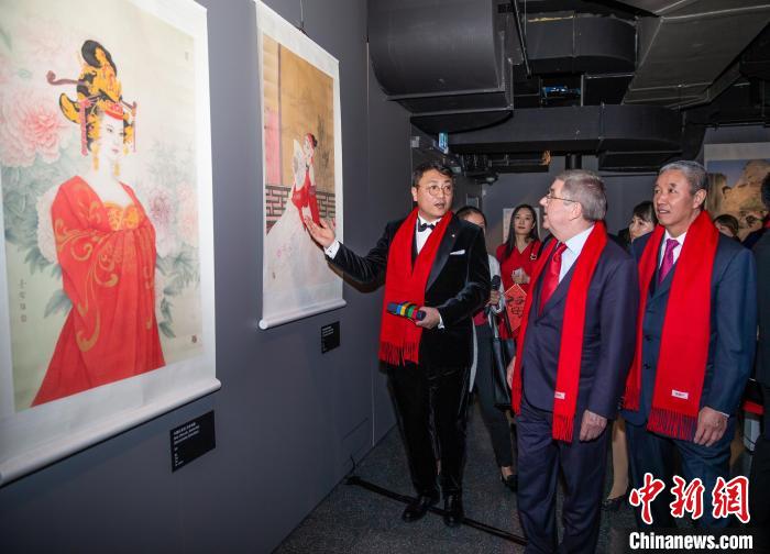 资料图：崔景哲此前向国际奥委会主席巴赫、副主席于再清先生介绍中国红工笔绘画 “为奥运喝彩”组委会提供
