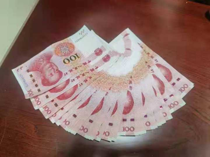 1月13日上午,金华车务段缙云西站客运员在安检仪下拾到了3000元现金