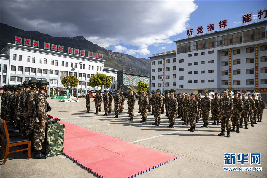 "1月4日,在开训动员之际,武警云南总队红河支队隆重举行新兵授枪仪式