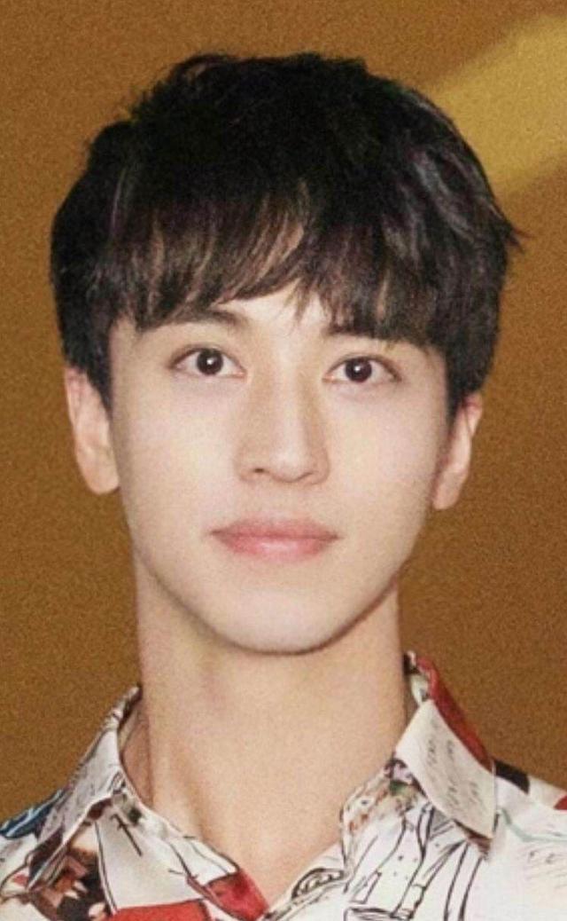 男星割双眼皮是分水岭成龙周星驰提气质刘恺威陈学冬变帅哥