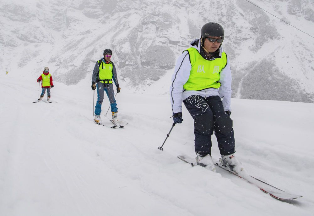 　　冰雪运动爱好者体验滑雪登山。新华社记者 孙非 摄
