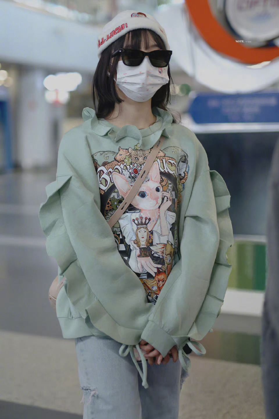 郑乃馨机场饭拍身穿清新绿色印花卫衣