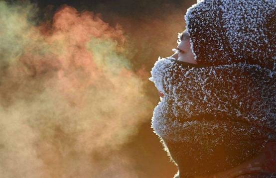 人体自燃湖南一男子头上冒白烟看起来诡异极了到底咋回事