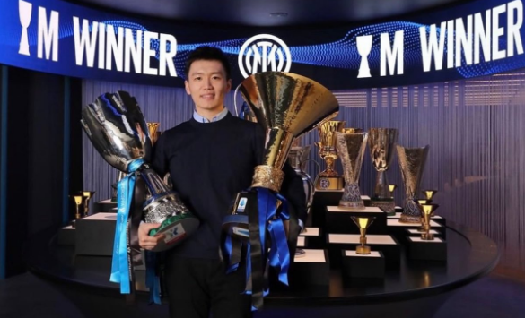 张康阳晒近照手拿两座奖杯国际影响力扩大外交部长祝贺