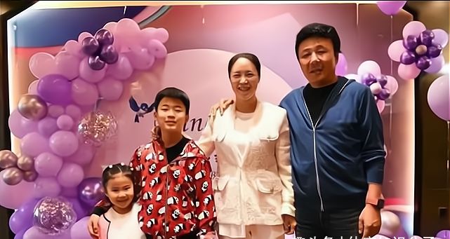 日前,王楠在社交媒体上晒出了几张老公和儿子女儿在威海豪宅中互动的