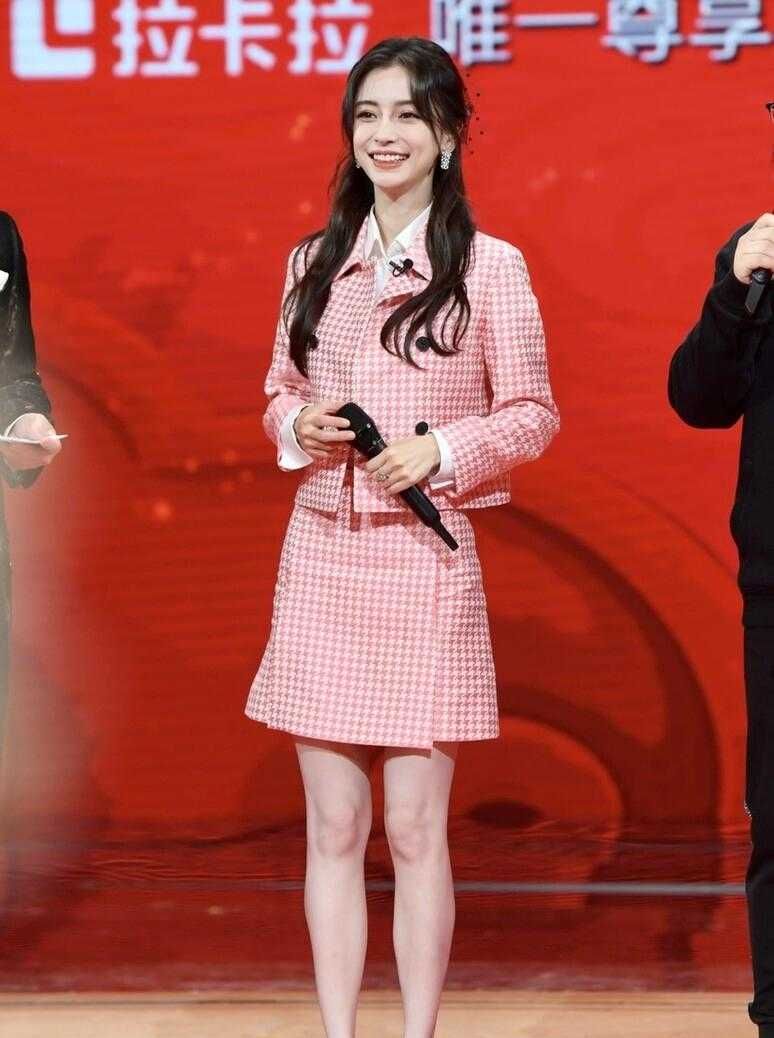 angelababy瘦到脱相了穿粉色套装像竹竿法令纹太明显