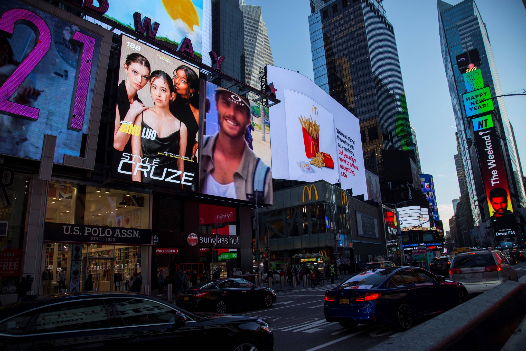 中国摄影师罗冰作品allinlove登上纽约时代广场大屏