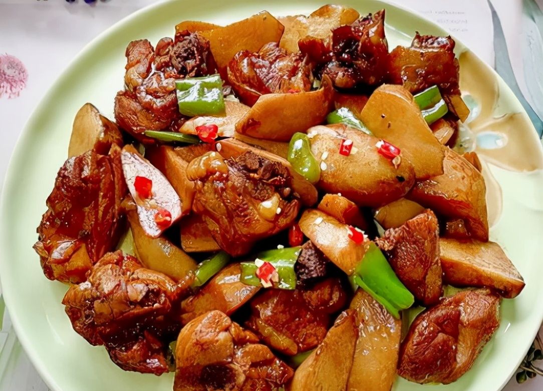 爆炒鸡块杏鲍菇:杏鲍菇炒鸡块血色翡翠,鸡肉的营养价值大家都知道