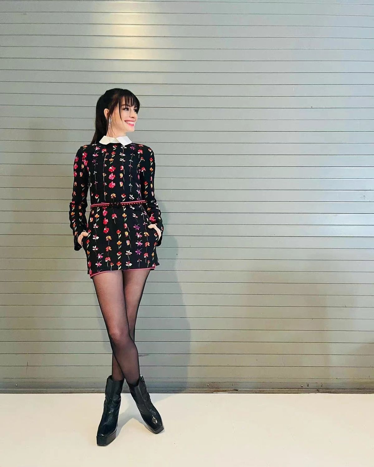 39岁安妮海瑟薇黑丝配大衣,身材依旧傲人,网友:梦回普拉达女王休闲区蓝鸢梦想 - Www.slyday.coM 39岁安妮海瑟薇黑丝配大衣,身材依旧傲人,网友:梦回普拉达女王休闲区蓝鸢梦想 - Www.slyday.coM