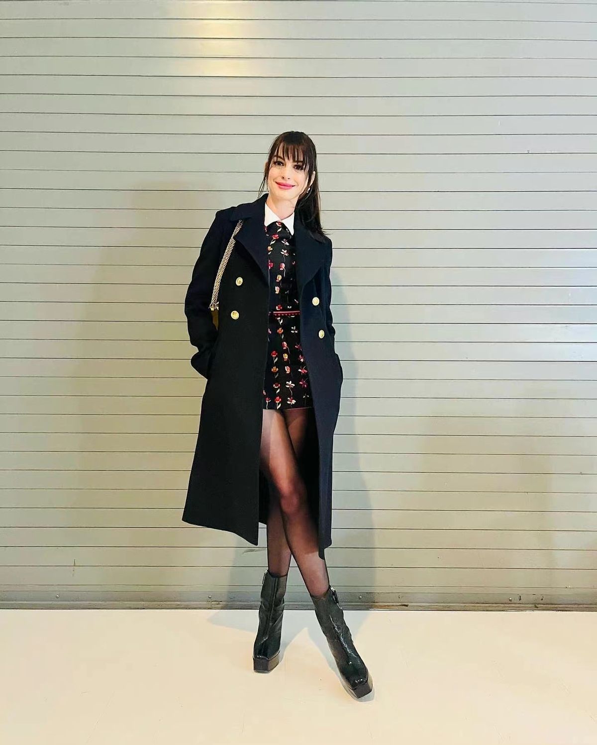 39岁安妮海瑟薇黑丝配大衣,身材依旧傲人,网友:梦回普拉达女王休闲区蓝鸢梦想 - Www.slyday.coM 39岁安妮海瑟薇黑丝配大衣,身材依旧傲人,网友:梦回普拉达女王休闲区蓝鸢梦想 - Www.slyday.coM