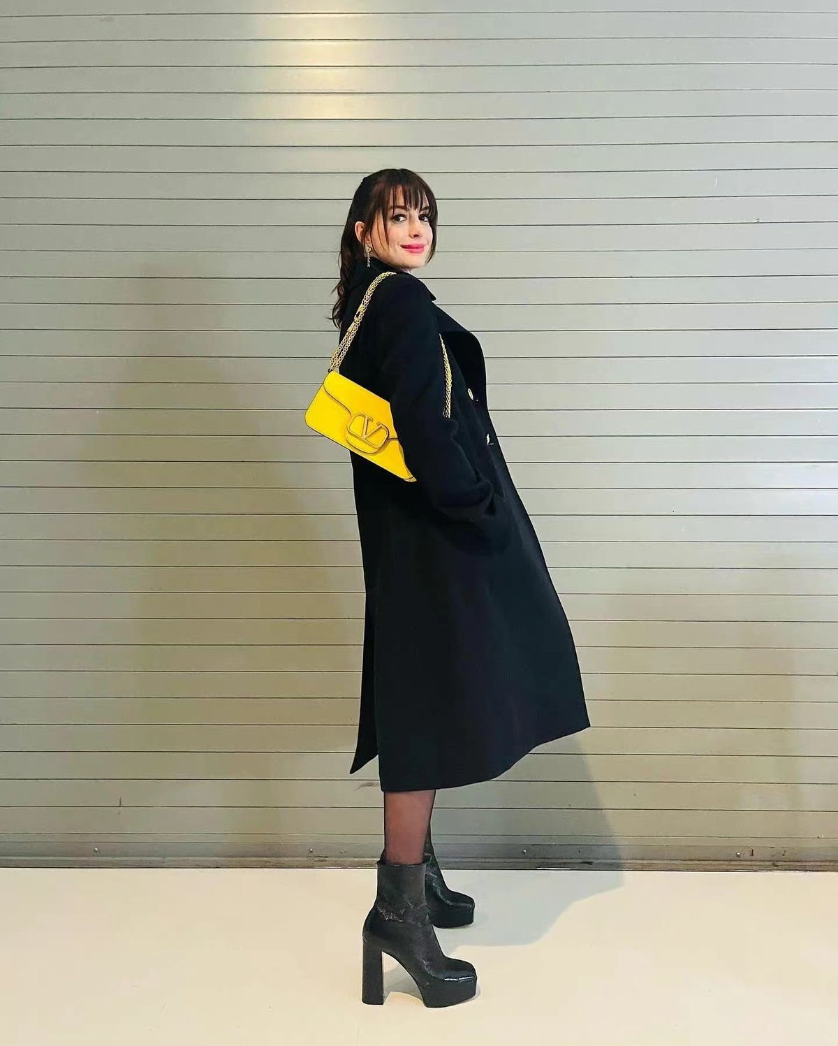 39岁安妮海瑟薇黑丝配大衣,身材依旧傲人,网友:梦回普拉达女王休闲区蓝鸢梦想 - Www.slyday.coM 39岁安妮海瑟薇黑丝配大衣,身材依旧傲人,网友:梦回普拉达女王休闲区蓝鸢梦想 - Www.slyday.coM