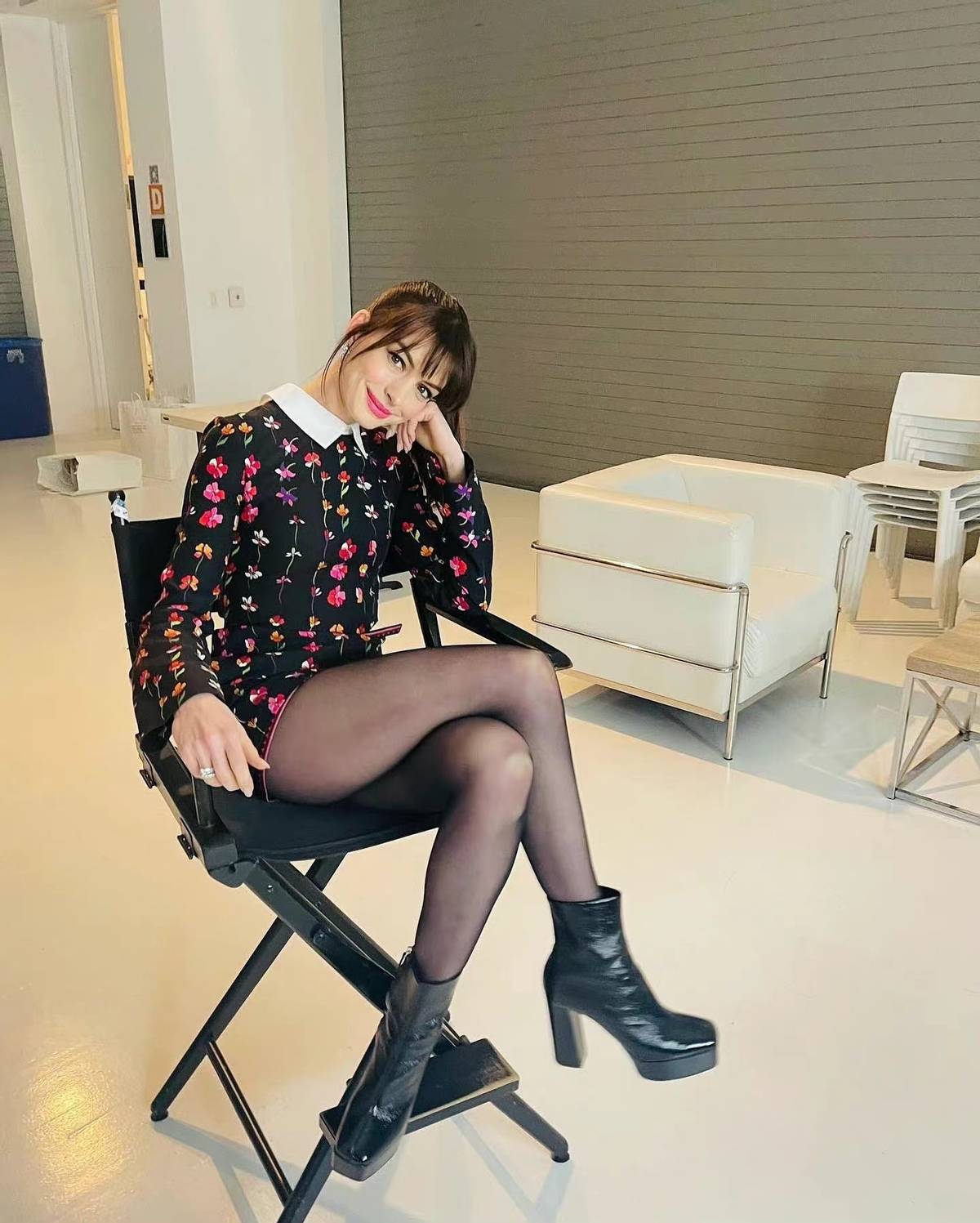 39岁安妮海瑟薇黑丝配大衣,身材依旧傲人,网友:梦回普拉达女王休闲区蓝鸢梦想 - Www.slyday.coM 39岁安妮海瑟薇黑丝配大衣,身材依旧傲人,网友:梦回普拉达女王休闲区蓝鸢梦想 - Www.slyday.coM