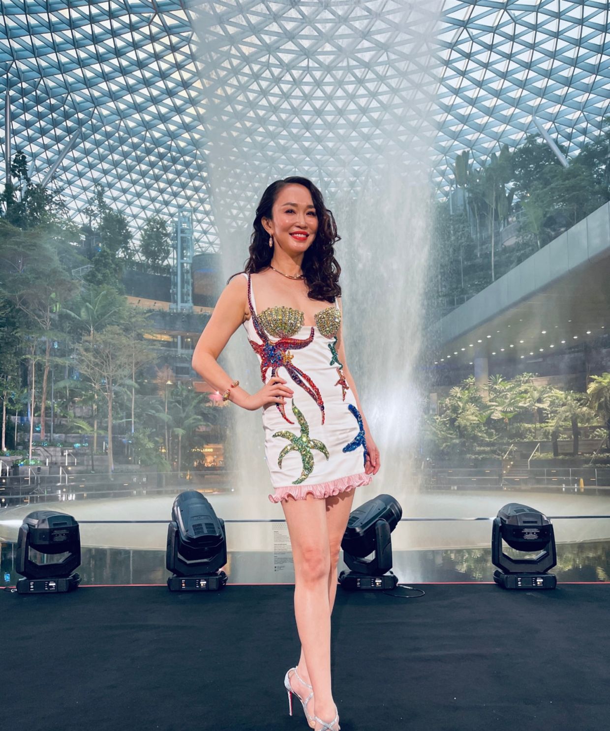 50岁范文芳真敢穿针织衫小短裙真减龄穿粉色长袜像小姑娘