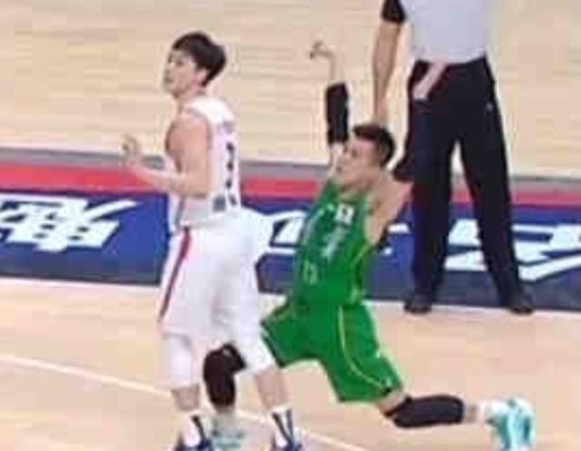 胡明轩两次垫脚，我认为这样人没有资格代表国家出战你怎么看？休闲区蓝鸢梦想 - Www.slyday.coM