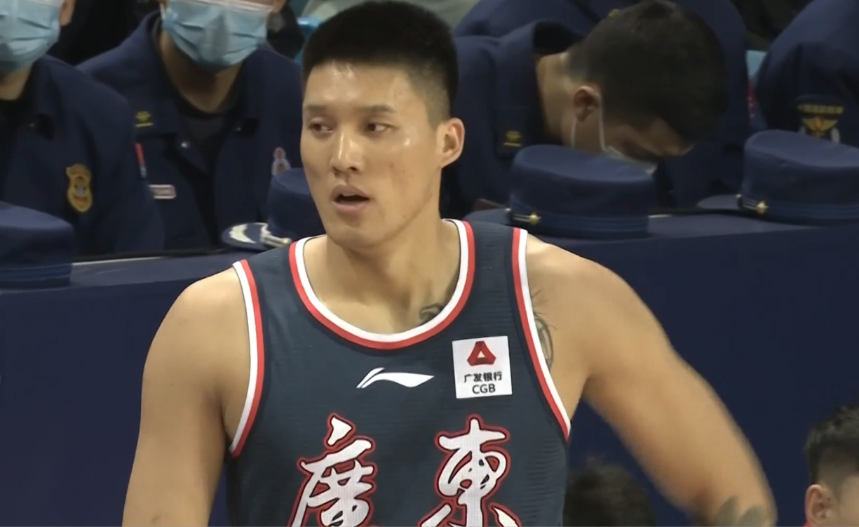 而在这种压抑的背景下,广东男篮的曾繁日做出了不理