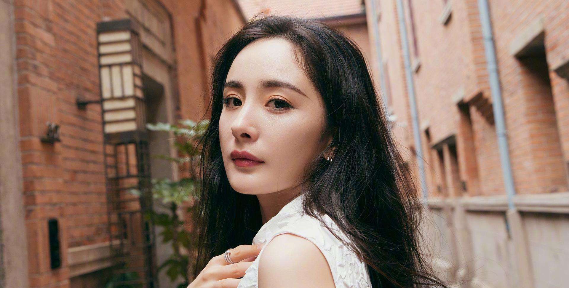 赵丽颖杨幂，李治廷后悔，李雪琴主持辽宁春晚，张艺兴王思聪合作休闲区蓝鸢梦想 - Www.slyday.coM