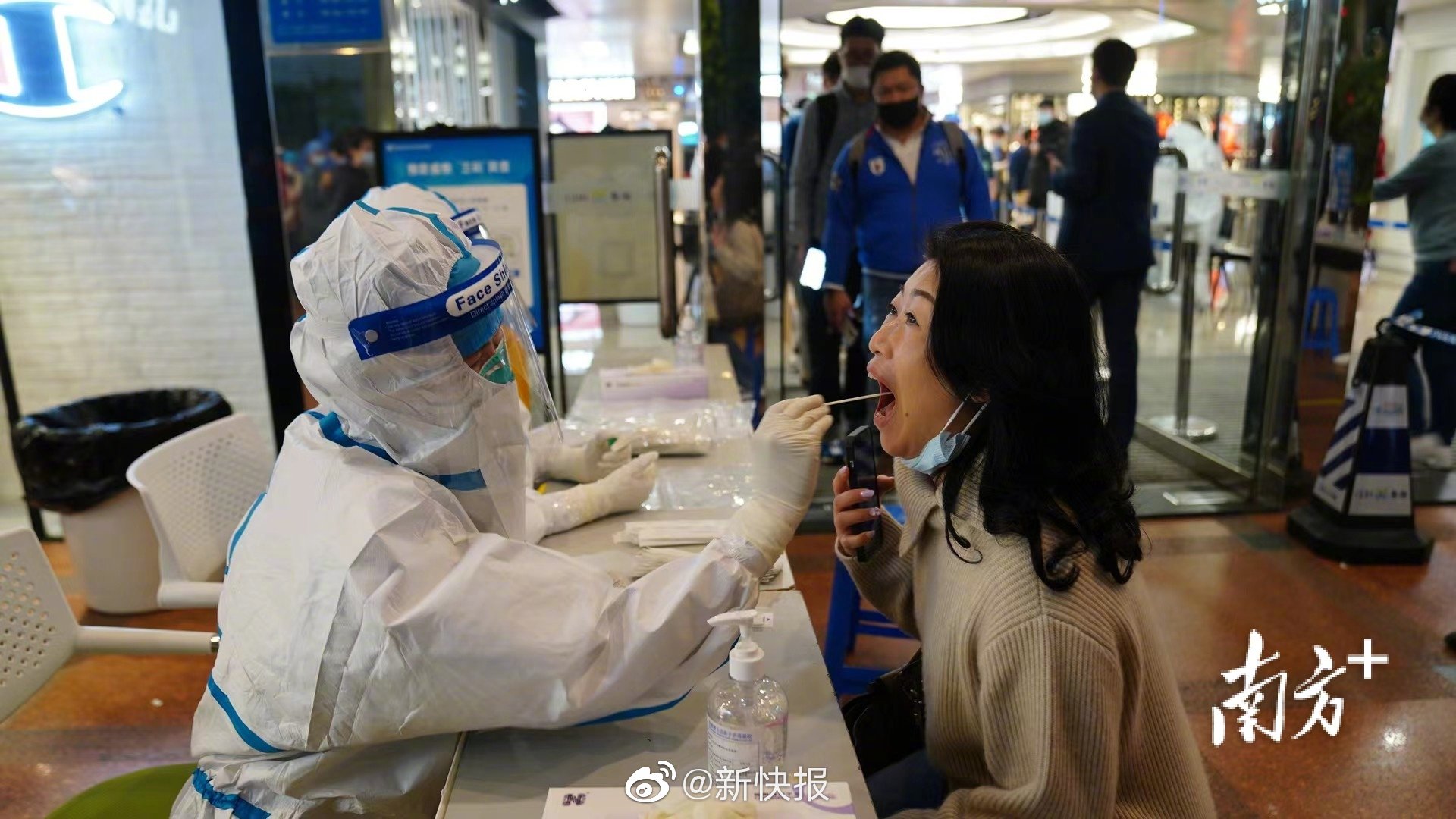 广州天河城临时客流限制并进行核酸检测