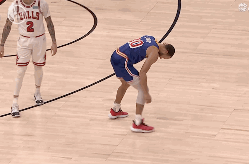 争议库里后脑勺遭德罗赞肘击疼得蹲在地上艰难起身龇牙咧嘴