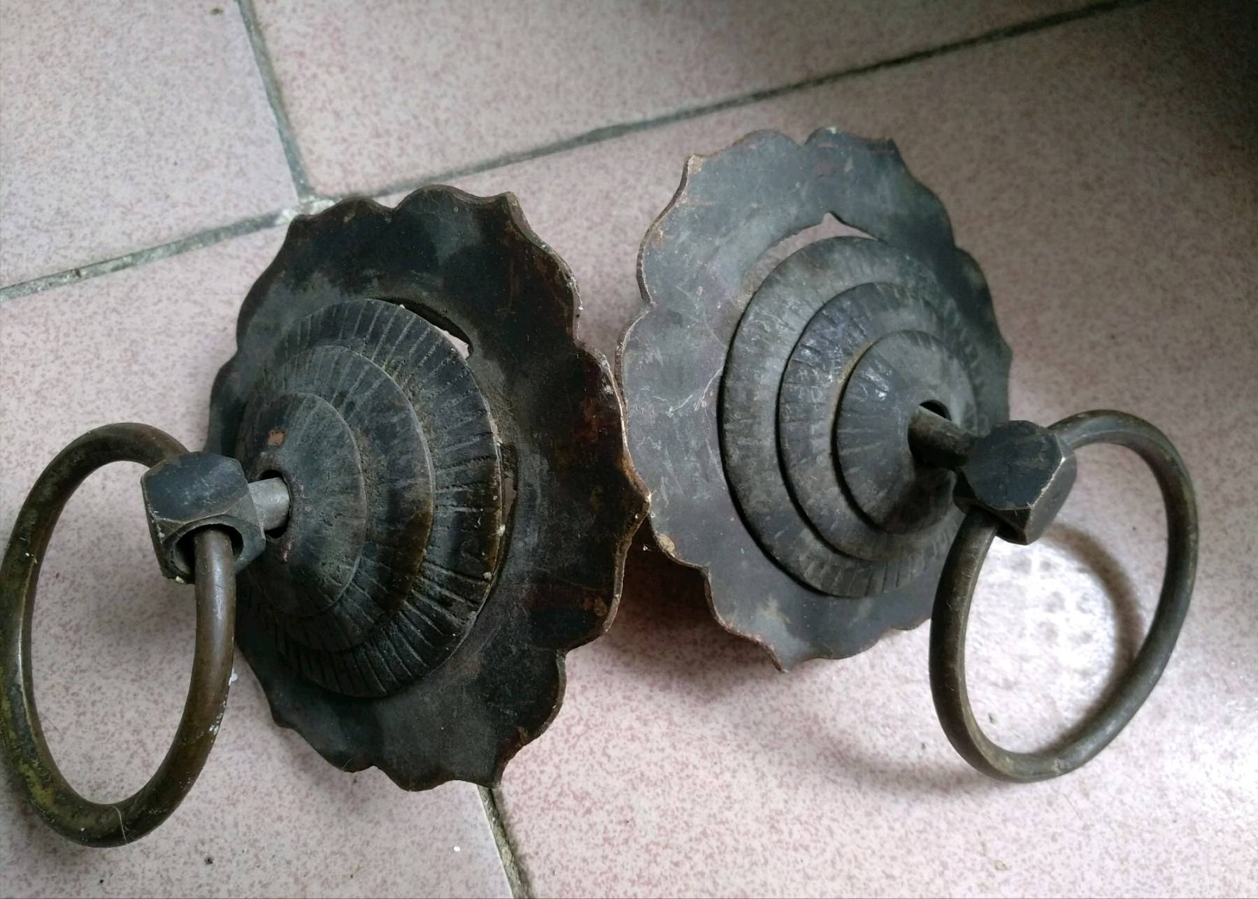 老房子的大门,左右各一扇,上面各钉一个铜门环,后面也有铁做的门环