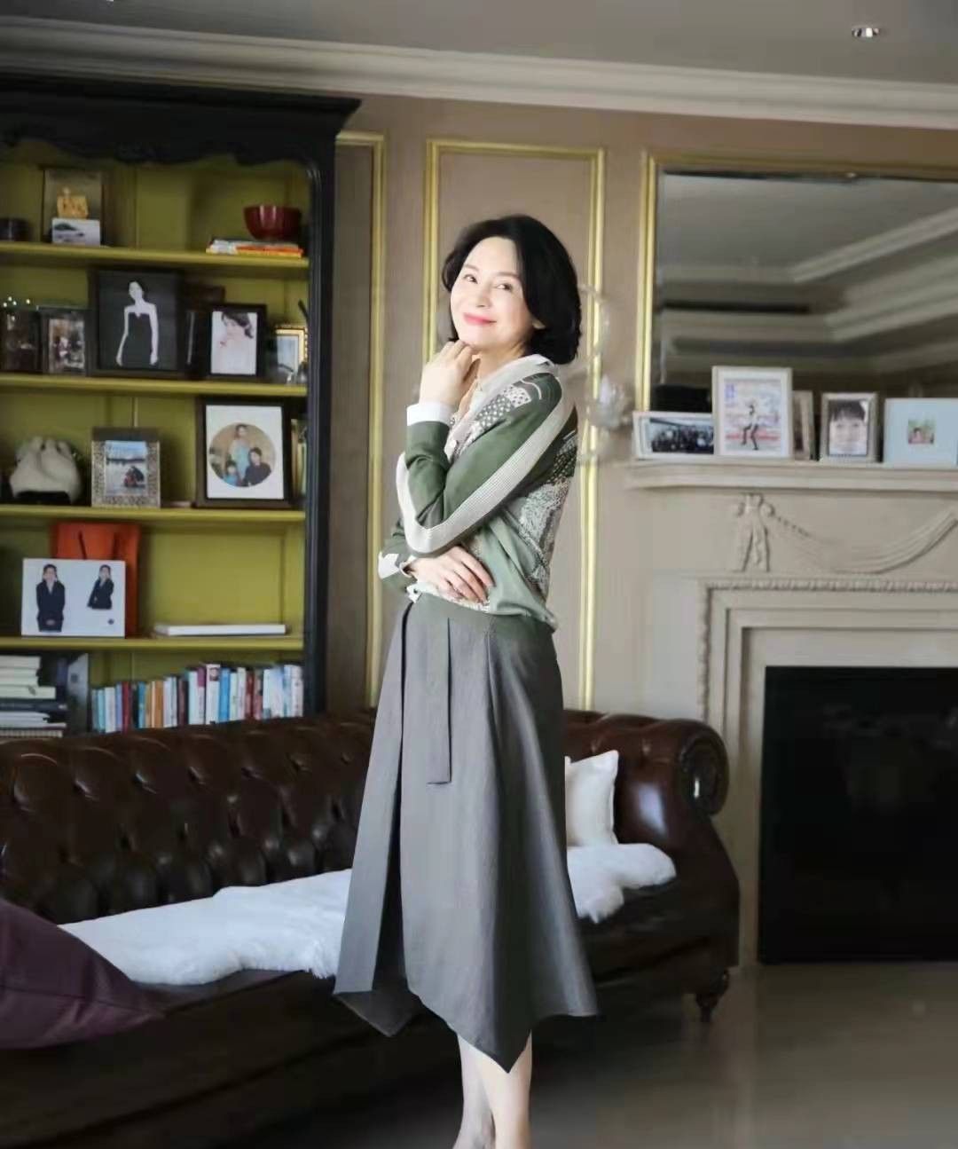 50岁女人早春怎么穿这位大姐的穿搭优雅大气照着穿就行