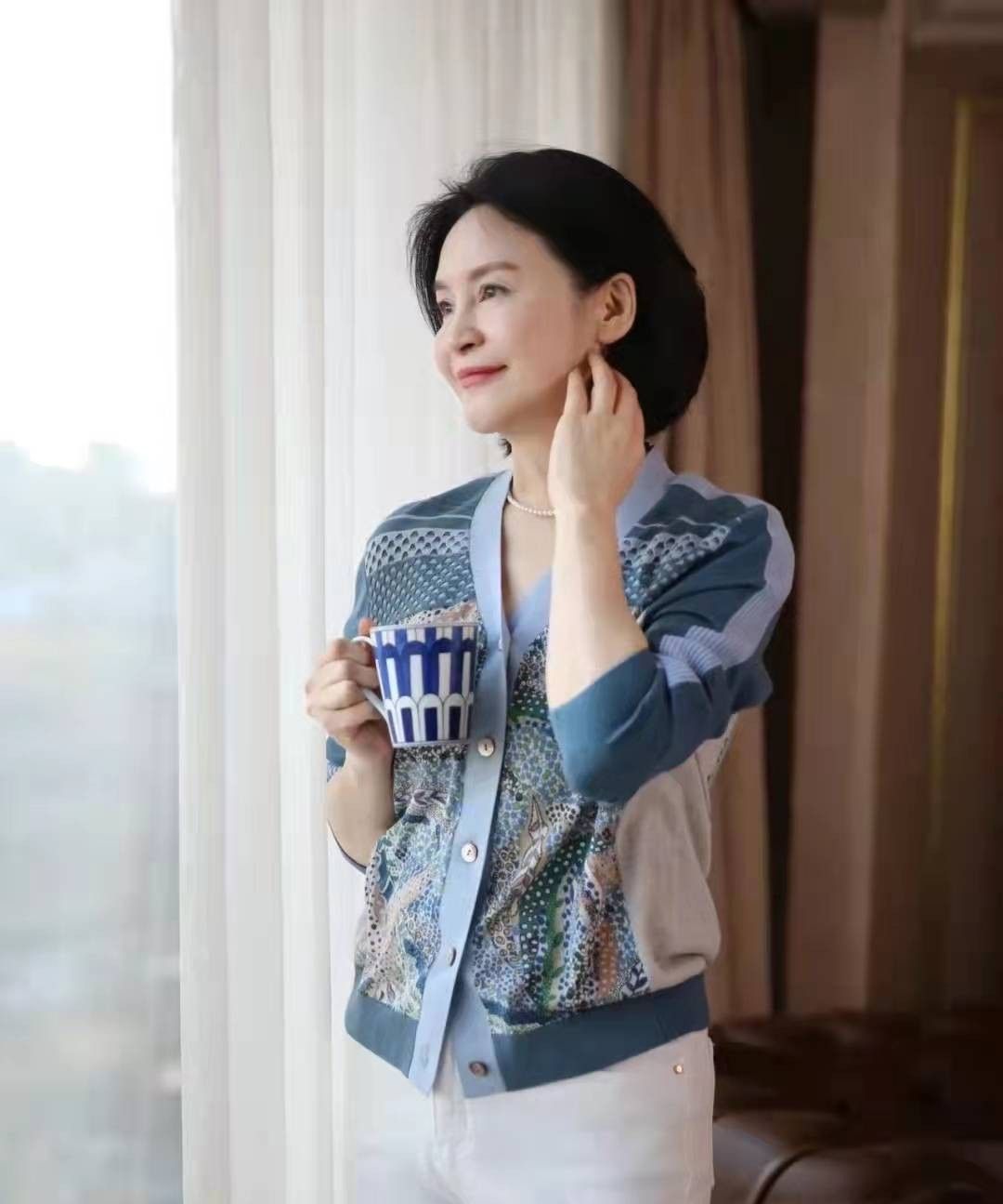 50岁女人早春怎么穿这位大姐的穿搭优雅大气照着穿就行