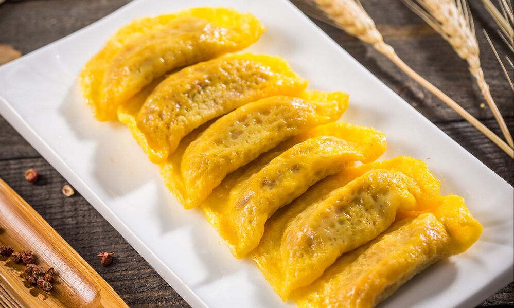 5,按照上述方法,把所有的蛋饺都煎好之后,大功告成.