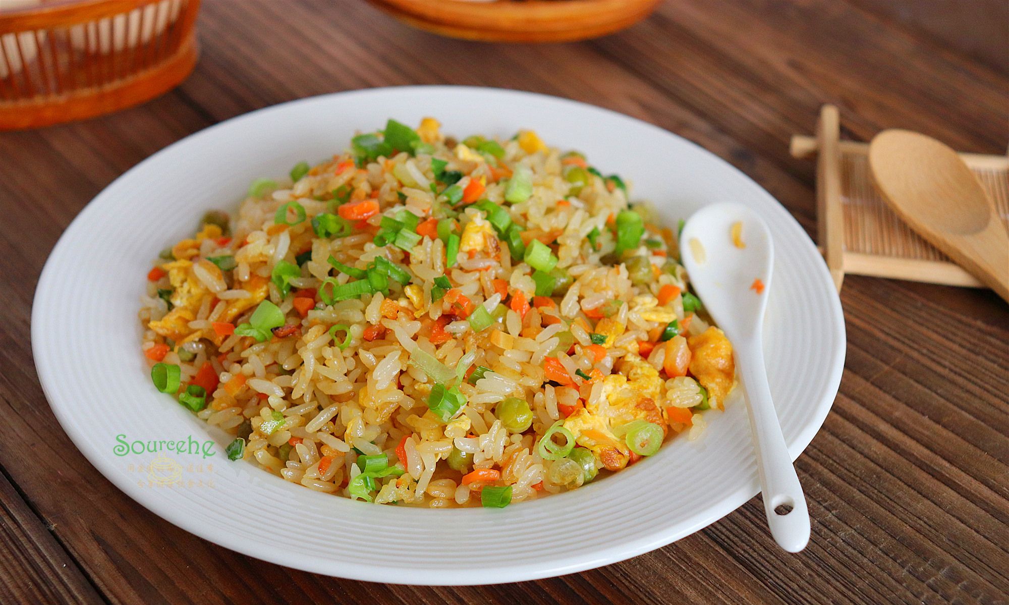 蛋炒饭时多加一步鸡蛋包裹着米饭粒粒分明润而不腻