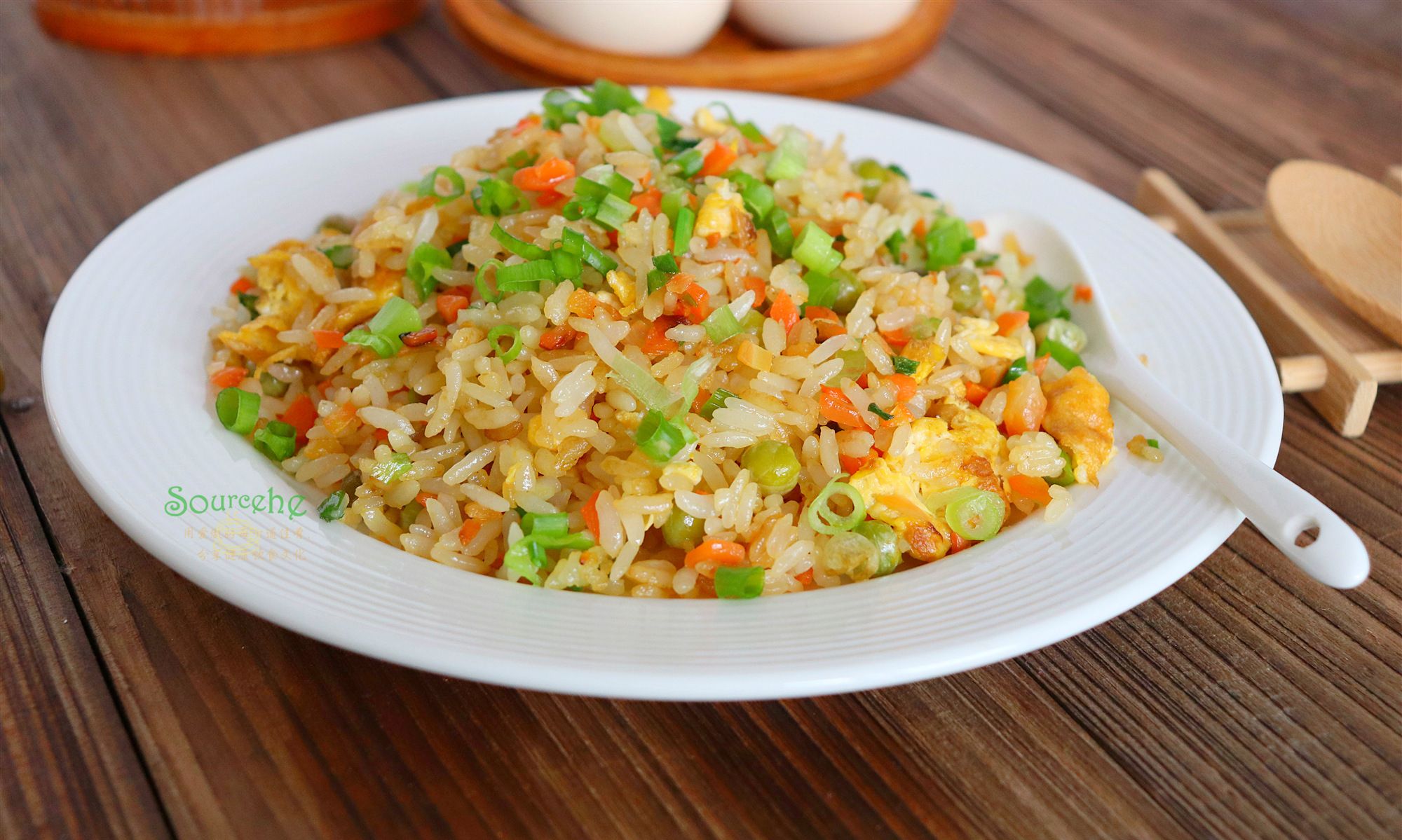 蛋炒饭时多加一步鸡蛋包裹着米饭粒粒分明润而不腻