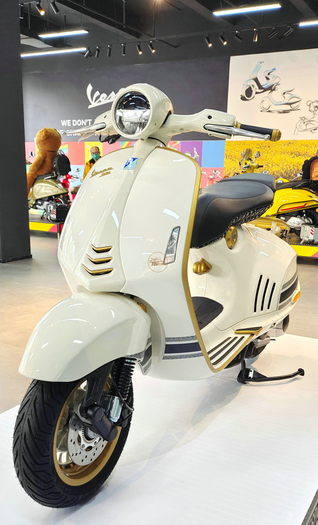 20多万的踏板有多壕vespa9467676dior版到店实拍