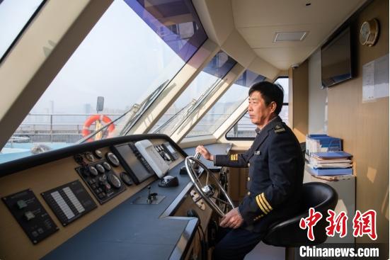 船长范树军掌舵注视前方 鹿城区摄影家协会供图