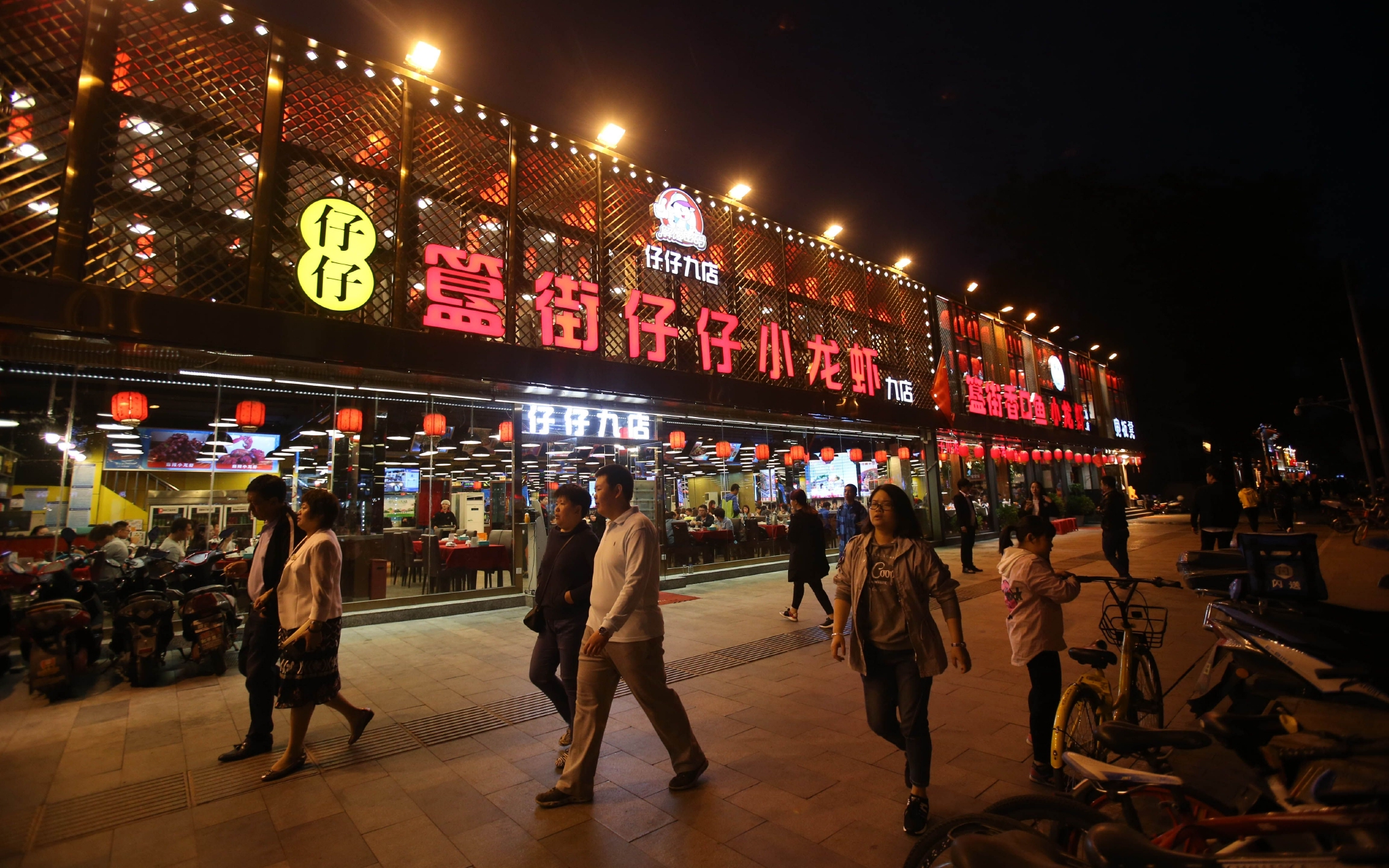 北京东直门簋街餐饮店前,食客络绎不绝.图/ic photo