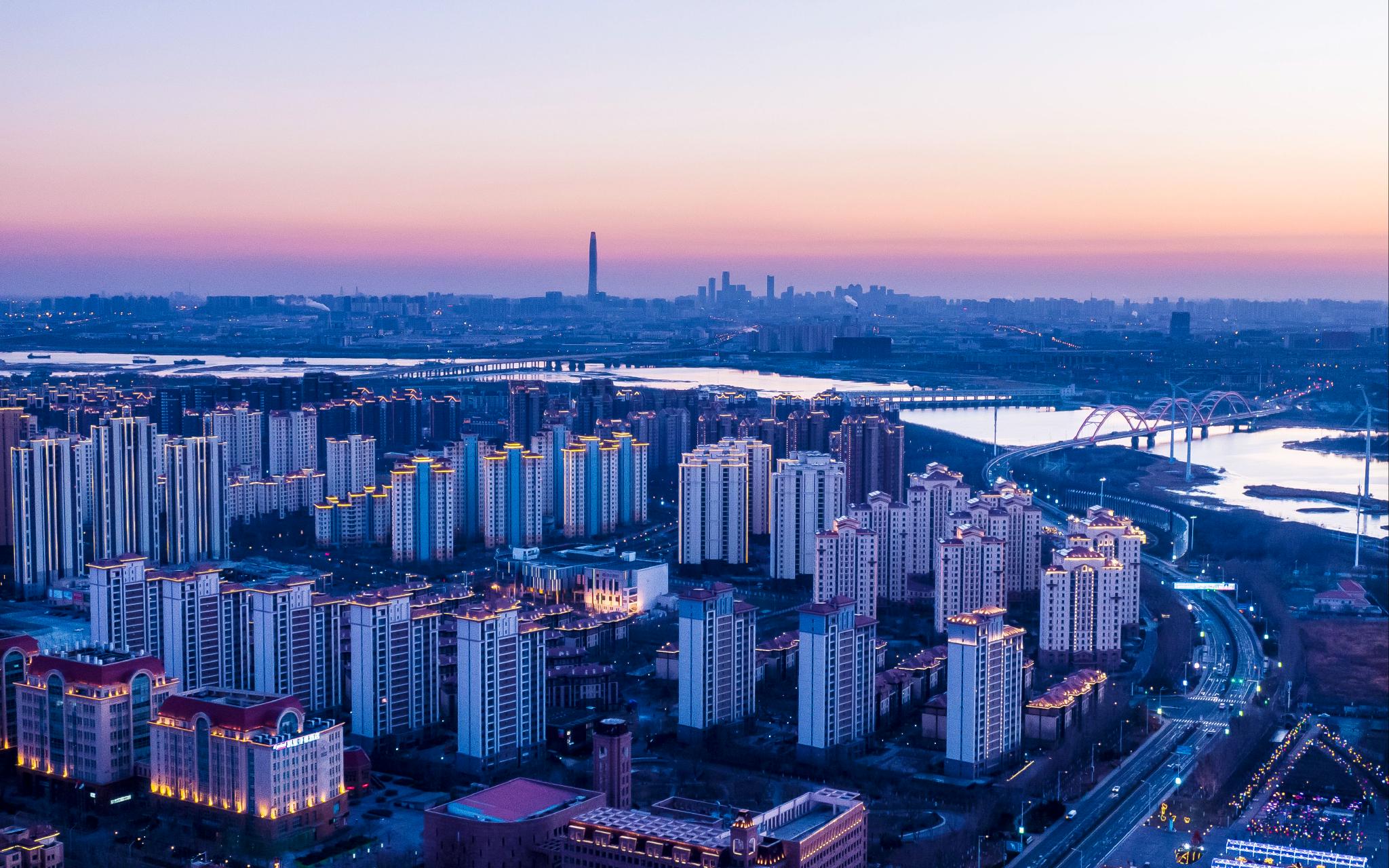 1月13日晚间,天津迎战奥密克戎病毒,道路上车流量明显减少。图/IC photo